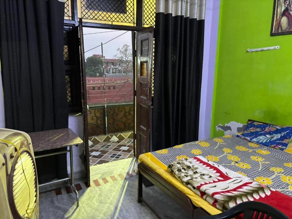 Maatu Shri Comfort Stay-Guest House Mathura Bagian luar foto