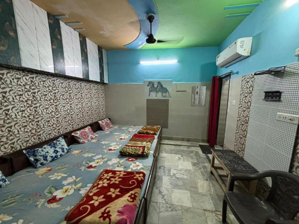 Maatu Shri Comfort Stay-Guest House Mathura Bagian luar foto