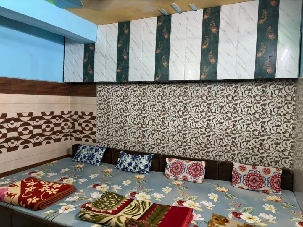 Maatu Shri Comfort Stay-Guest House Mathura Bagian luar foto